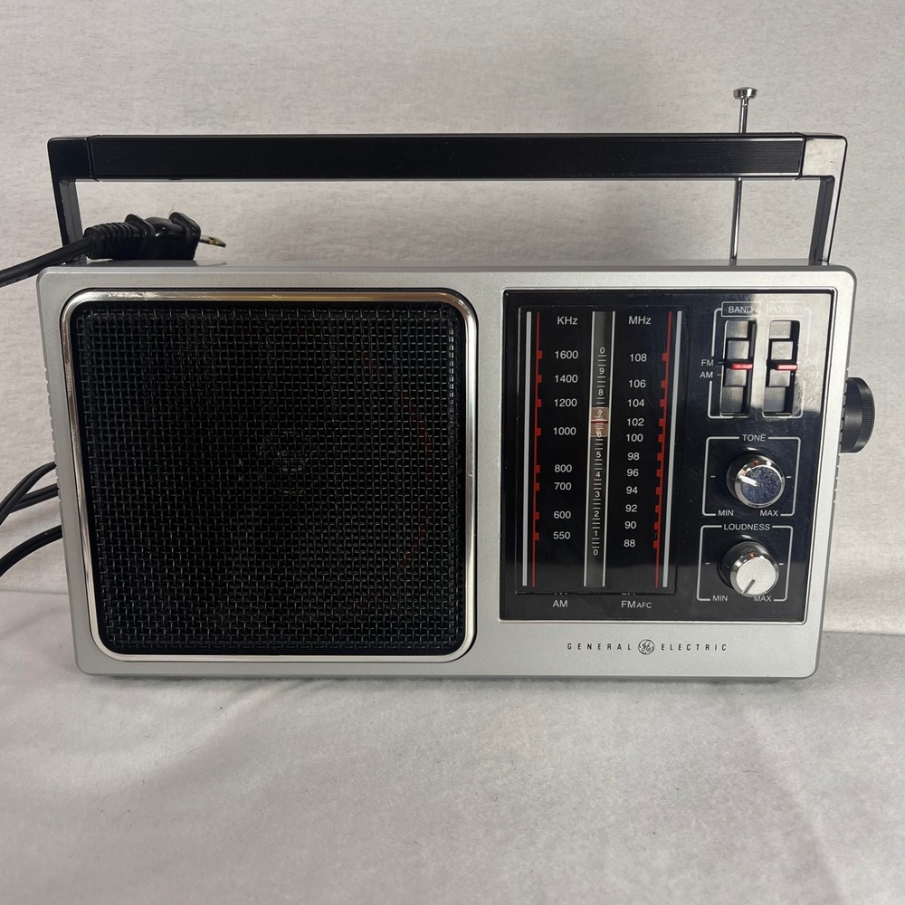 GE General Electric 7-2857A AM/FM Portable Radio Vintage 1980s - WORKS